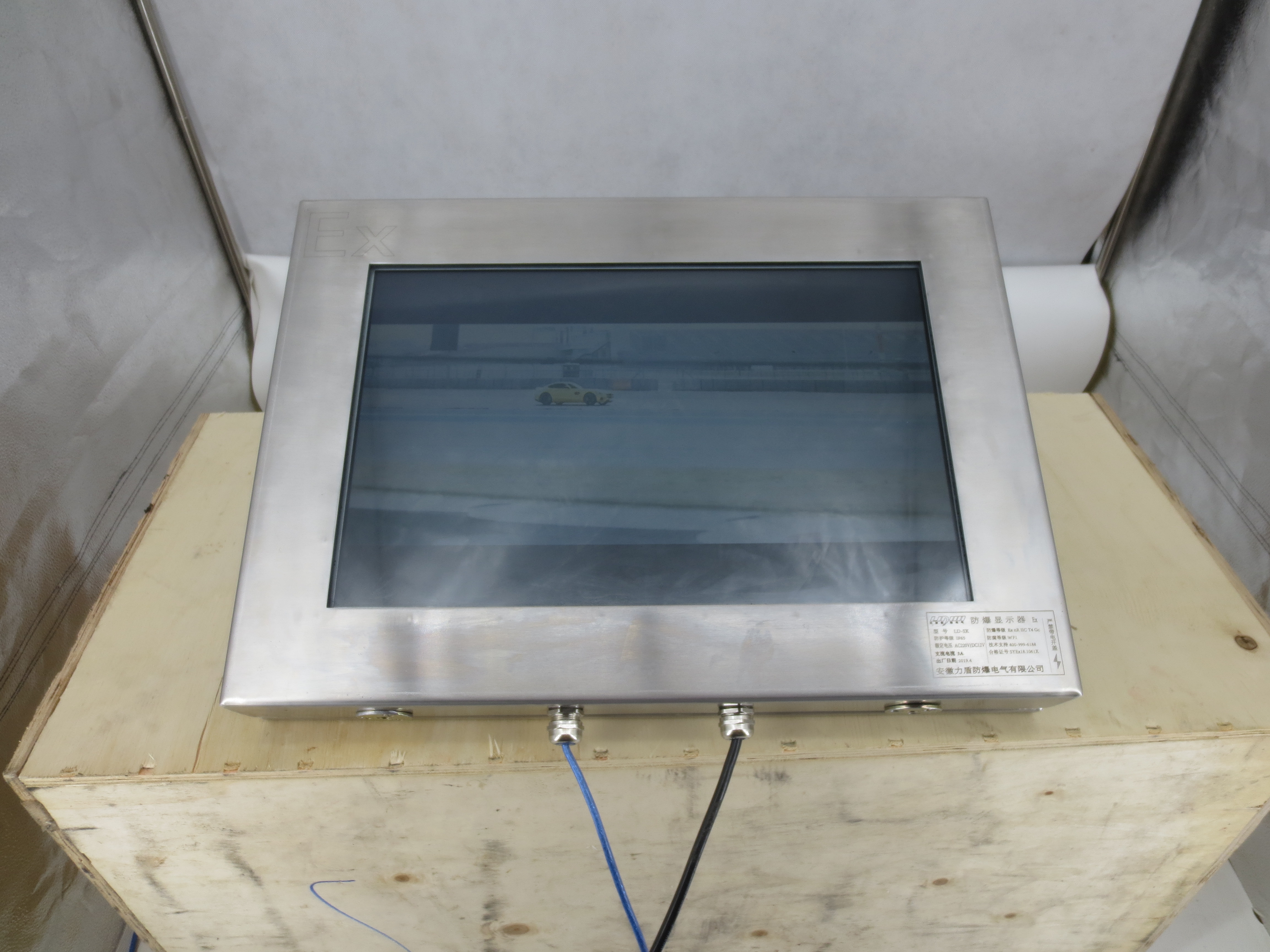 怎样选择防爆触摸屏显示器材质？-璟安防爆